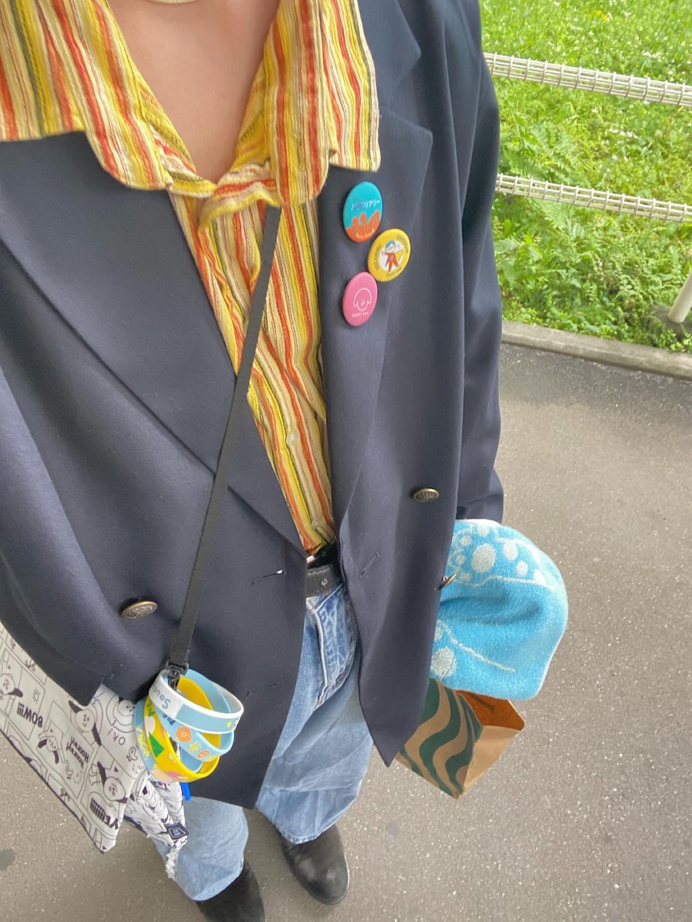 ブルー系のテーラードジャケット、ブラック系のデニムパンツ、イエロー系のシャツ/ブラウスを着用したメンズの春コーディネートの3枚目の写真