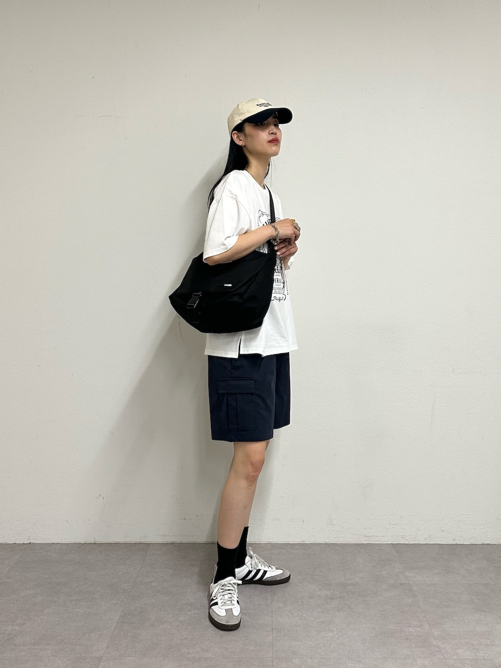 ブルー系のその他パンツ、ホワイト系のTシャツ/カットソー、ブラック系のショルダーバッグを着用したレディースの春コーディネートの2枚目の写真