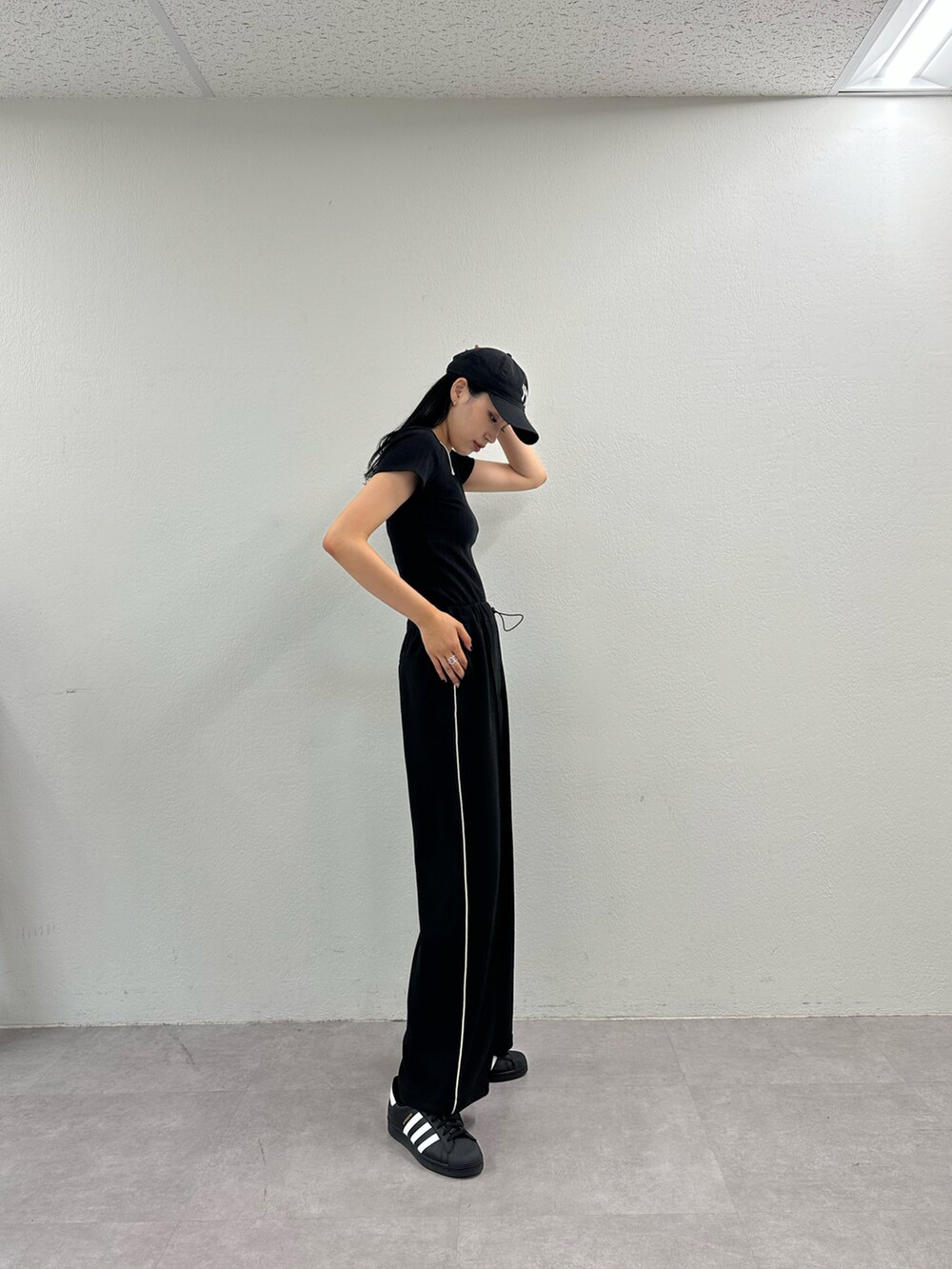 ブラック系のその他パンツ、ブラック系のTシャツ/カットソーを着用したレディースの夏コーディネートの2枚目の写真