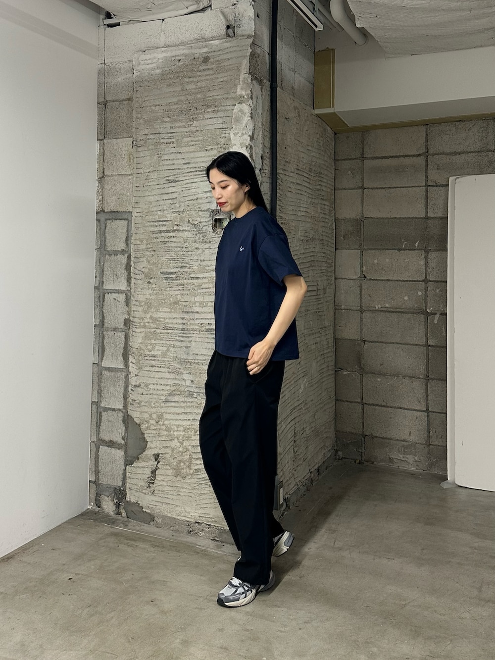 ブルー系のTシャツ/カットソー、ブラック系のその他パンツを着用したレディースの春コーディネートの2枚目の写真