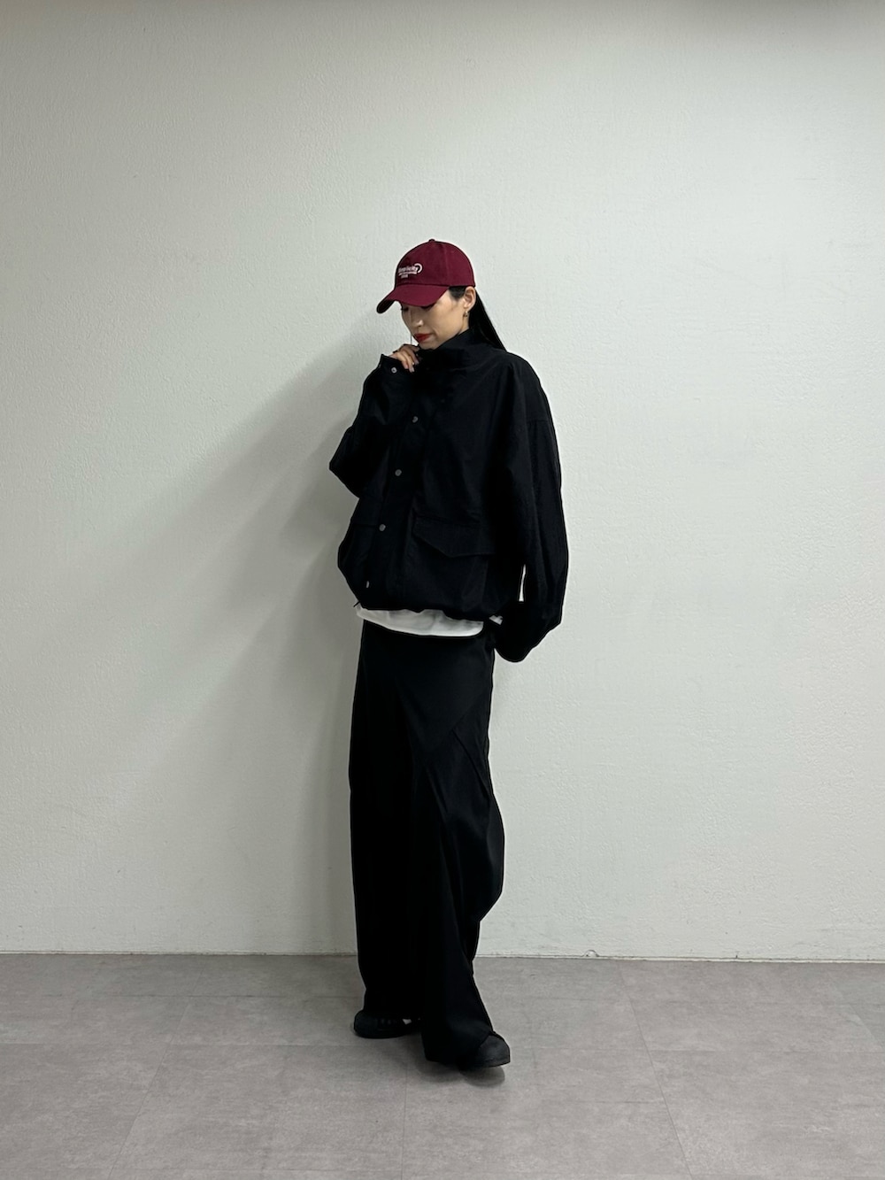 ブラック系のその他パンツ、ブラック系のブルゾン、ホワイト系のTシャツ/カットソーを着用したレディースの夏コーディネートの4枚目の写真