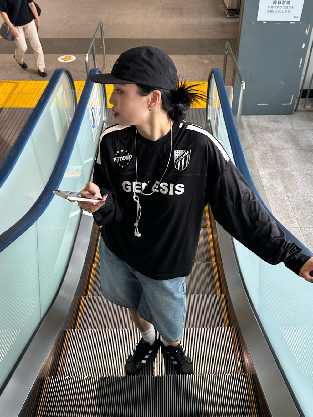 ブラック系のTシャツ/カットソー、ブラック系のバックパック/リュックを着用したレディースの秋コーディネートの2枚目の写真