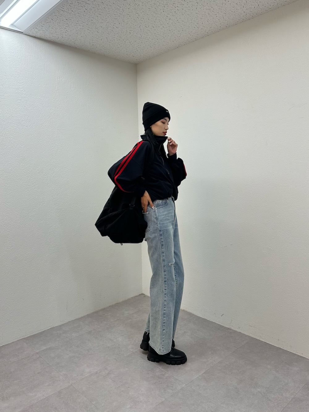 「スポーツミックス、デニム、サイドゴアブーツ、ショルダーバッグ、ダメージデニムパンツ、ニット帽」｜「COLONY 2139のナイロンワンショルダーバッグ（ショルダーバッグ、ブラック系）」を使った、MISAKIさん（レディース・174cm）の夏コーディネートの2枚目の写真