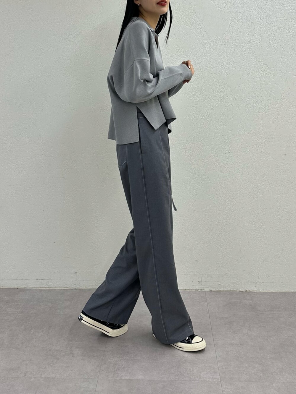 グレー系のその他パンツ、グレー系のニット/セーターを着用したレディースの冬コーディネートの3枚目の写真