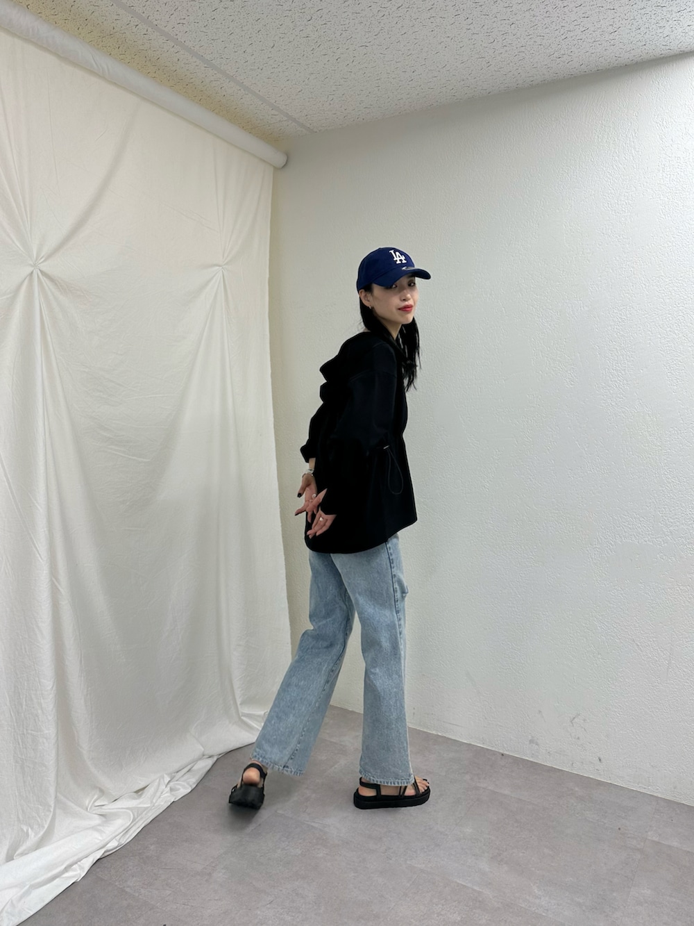 「大人女子、黒髪女子、黒髪ミディアム、ダメージデニム、ラッシュガード、キャップ女子、春夏コーデ」｜「COLONY 2139のダメージデニムパンツ（デニムパンツ、ブルー系）」を使った、MISAKIさん（レディース・174cm）の春コーディネートの3枚目の写真