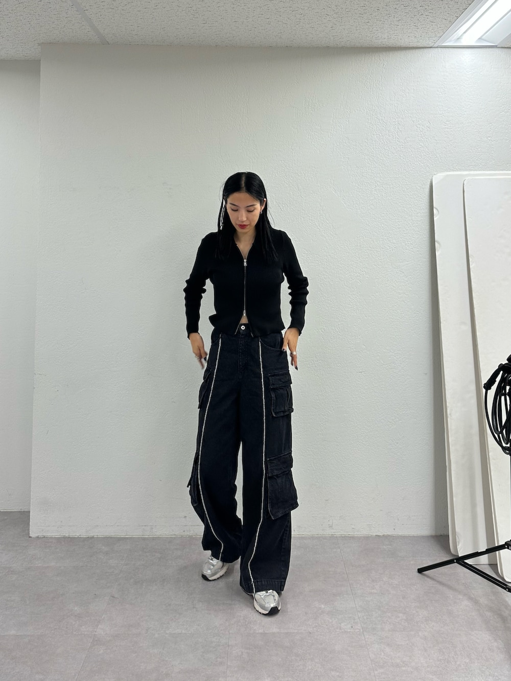 ブラック系のデニムパンツ、ブラック系のカーディガン/ボレロを着用したレディースの秋コーディネートの2枚目の写真