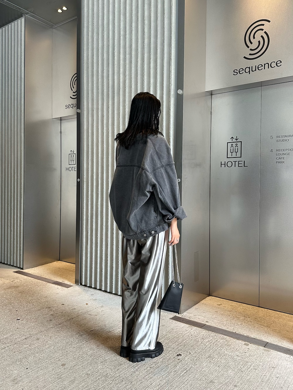 ブラック系のデニムジャケット、ブラック系のTシャツ/カットソー、グレー系のその他パンツを着用したレディースの夏コーディネートの2枚目の写真