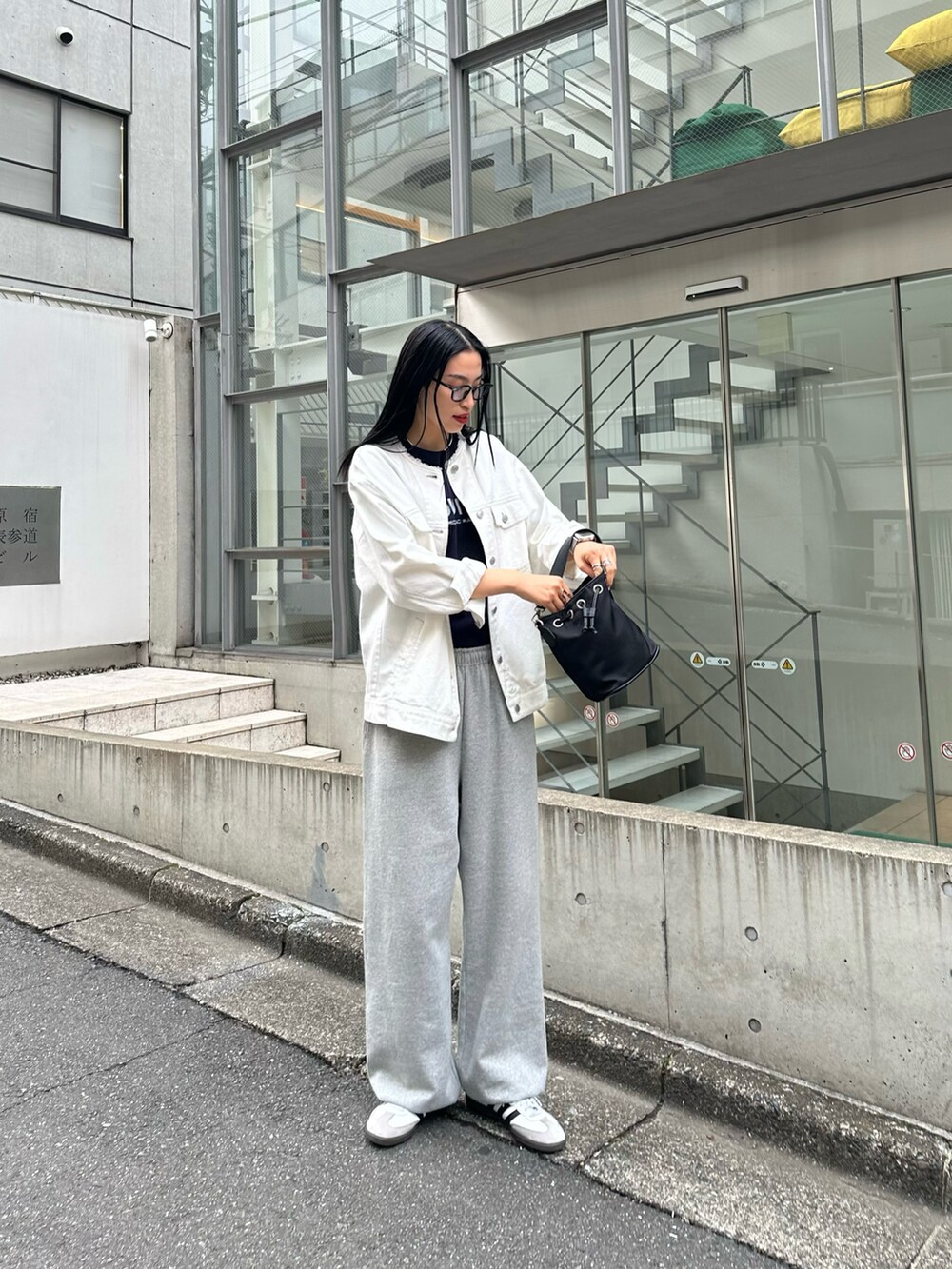 「春のおしゃ見えテクニック、春ファッション、オトナカジュアル、デニムジャケット、メンズライク、カジュアルコーデ」｜「COLONY 2139の裏毛スウェットパンツ（スウェットパンツ、グレー系）」を使った、MISAKIさん（レディース・174cm）の春コーディネートの2枚目の写真