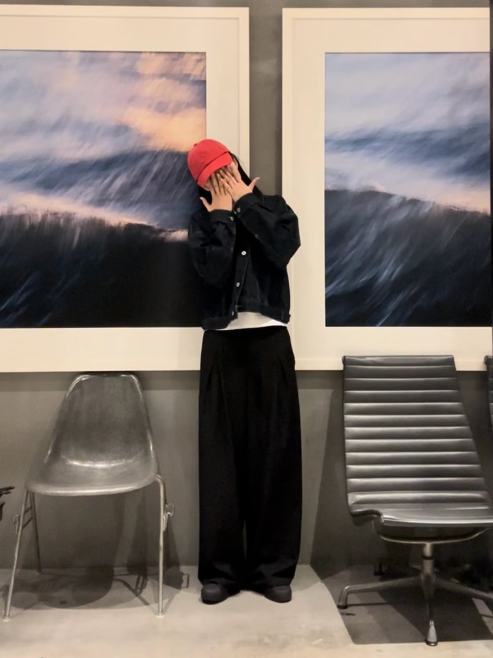 ブラック系のスラックス、ブルー系のデニムジャケット、ホワイト系のTシャツ/カットソーを着用したレディースの春コーディネートの4枚目の写真