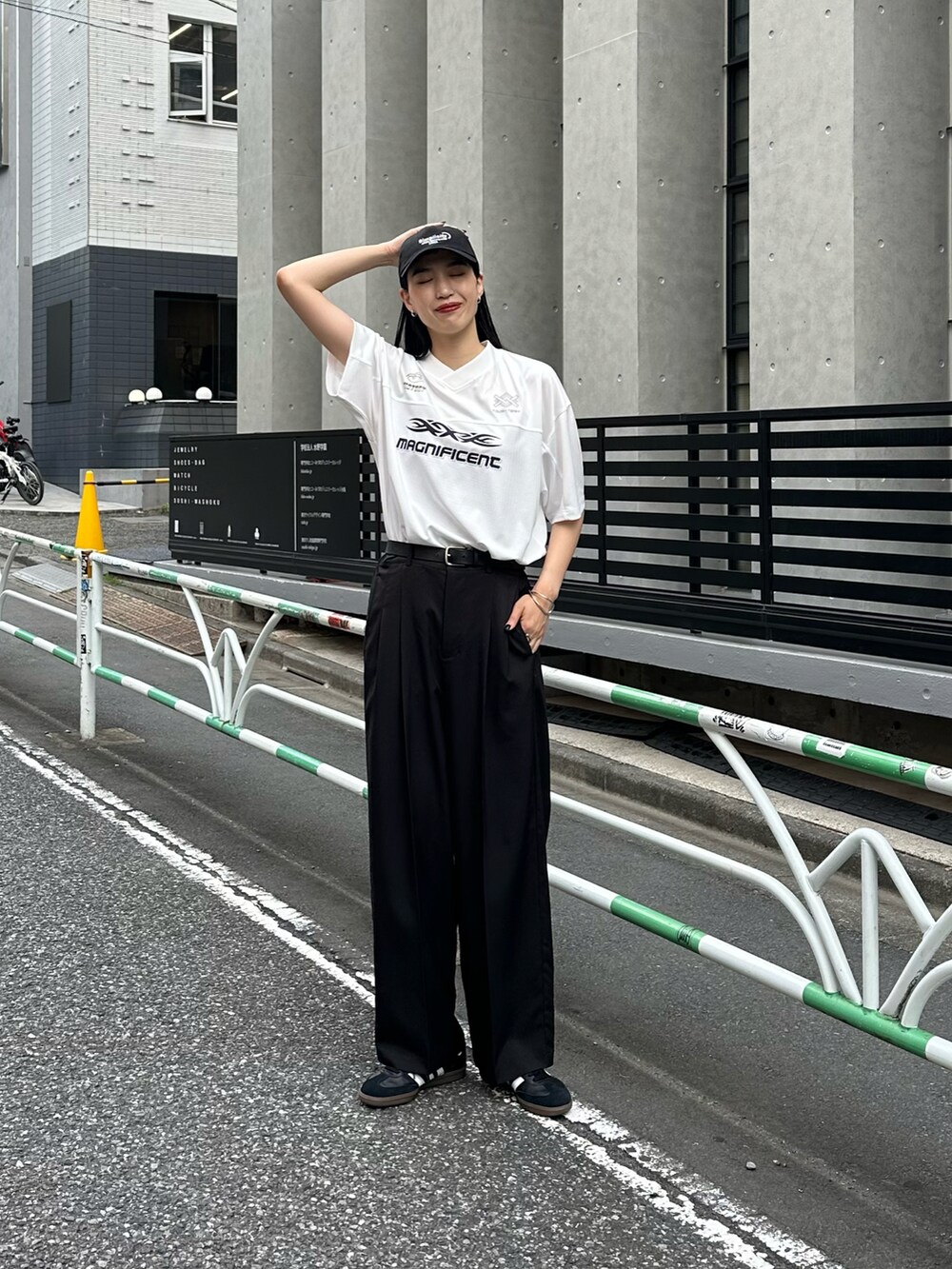 ホワイト系のTシャツ/カットソー、ブラック系のスラックス、ブラック系のキャップを着用したレディースの夏コーディネートの4枚目の写真