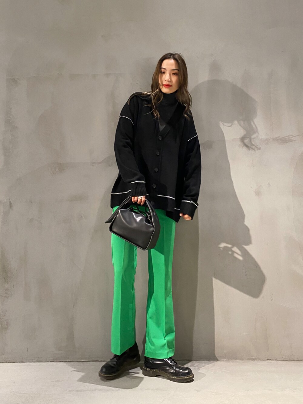 グリーン系のその他パンツ、ブラック系のショルダーバッグ、グレー系のブルゾンを着用したレディースの冬コーディネートの2枚目の写真