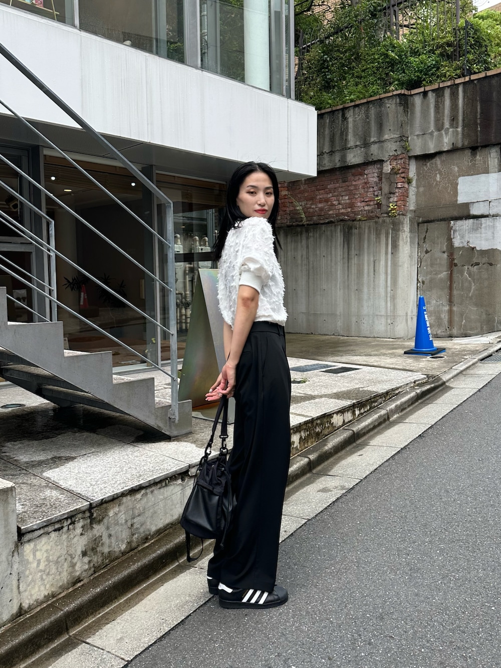 ホワイト系のシャツ/ブラウス、ブラック系のショルダーバッグを着用したレディースの夏コーディネートの2枚目の写真
