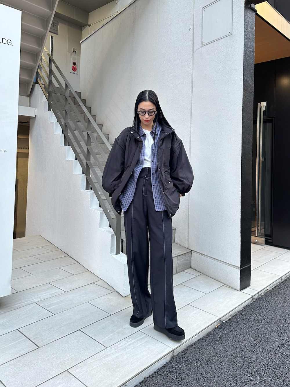 ブラック系のダウンジャケット/コート、ブルー系のシャツ/ブラウス、ブラック系のバックパック/リュックを着用したレディースの冬コーディネートの3枚目の写真