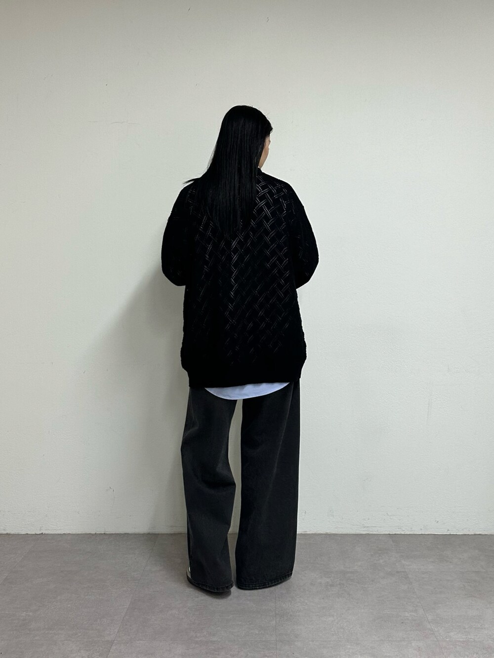 ブラック系のデニムパンツ、ブラック系のカーディガン/ボレロ、ブルー系のシャツ/ブラウスを着用したレディースの春コーディネートの3枚目の写真