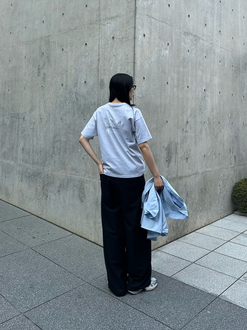 グレー系のTシャツ/カットソー、ブルー系のシャツ/ブラウス、ブラック系のスラックスを着用したレディースの春コーディネートの3枚目の写真