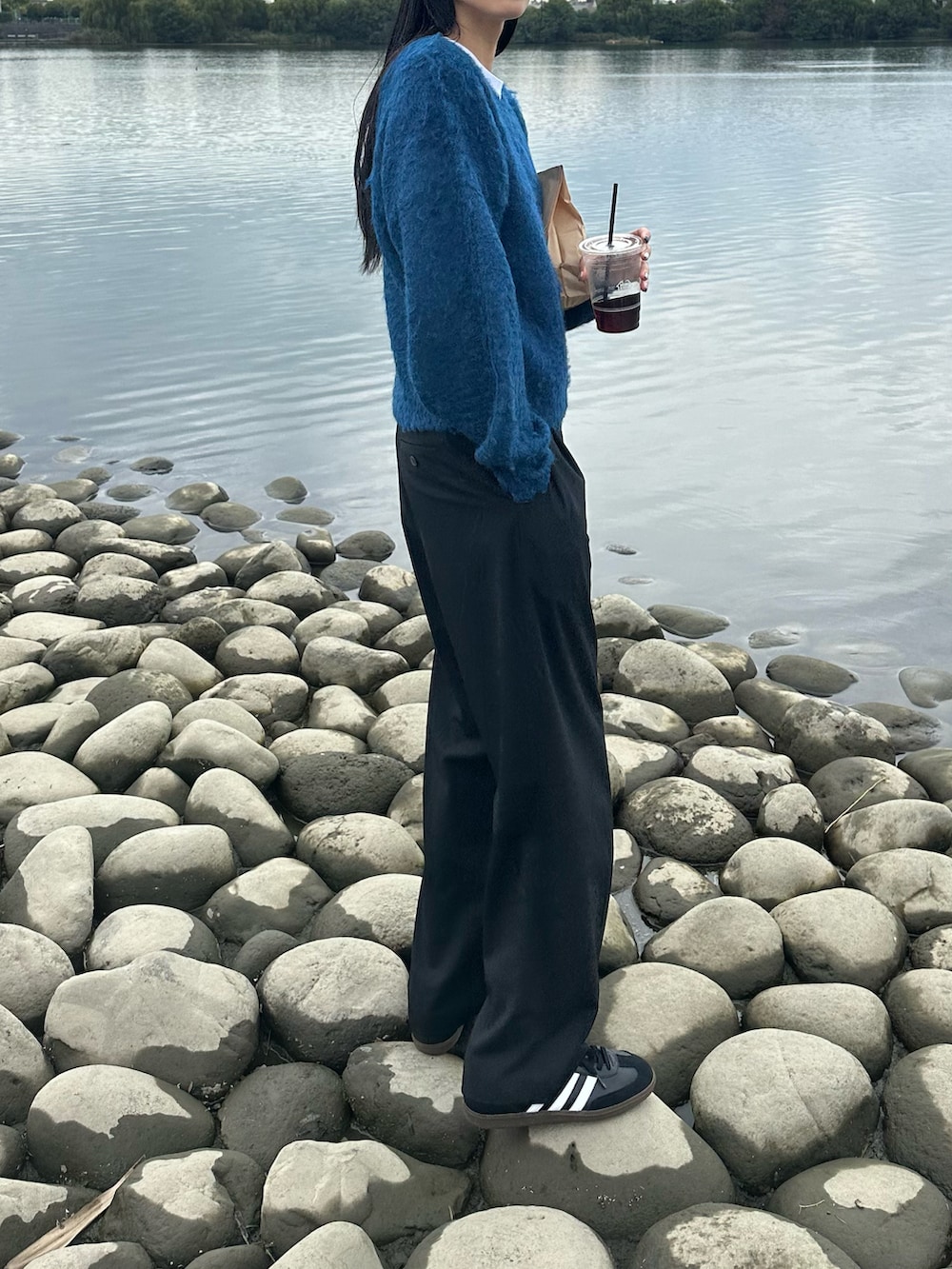 ブルー系のニット/セーターを着用したレディースの秋コーディネートの3枚目の写真