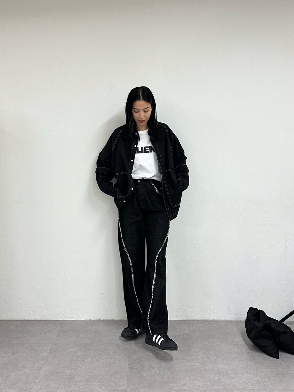 ブラック系のデニムパンツ、ホワイト系のTシャツ/カットソー、ブラック系のシャツ/ブラウスを着用したレディースの夏コーディネートの2枚目の写真