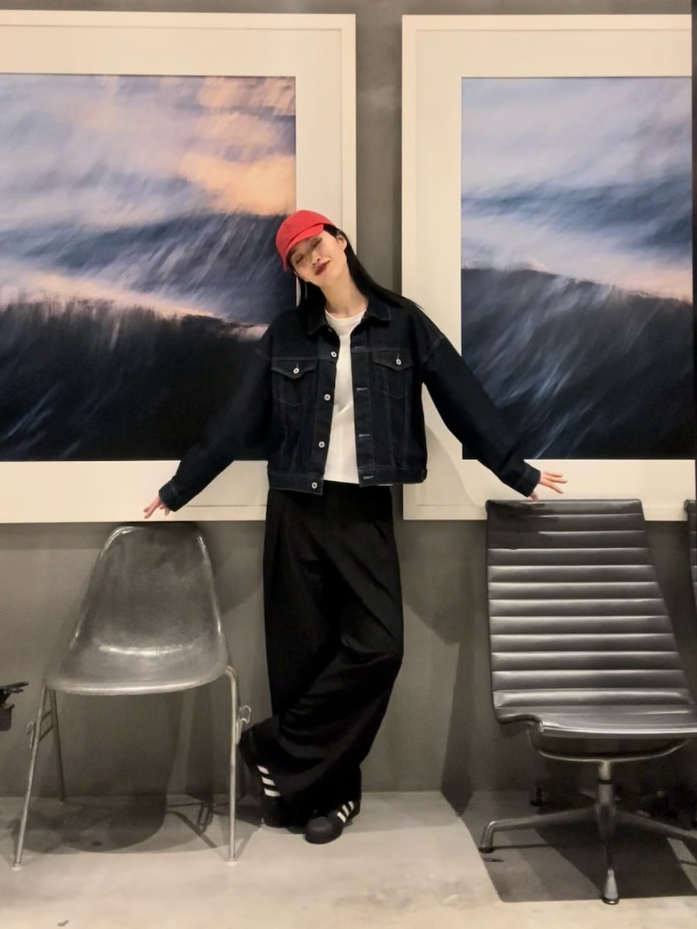 ブラック系のスラックス、ブルー系のデニムジャケット、ホワイト系のTシャツ/カットソーを着用したレディースの春コーディネートの2枚目の写真