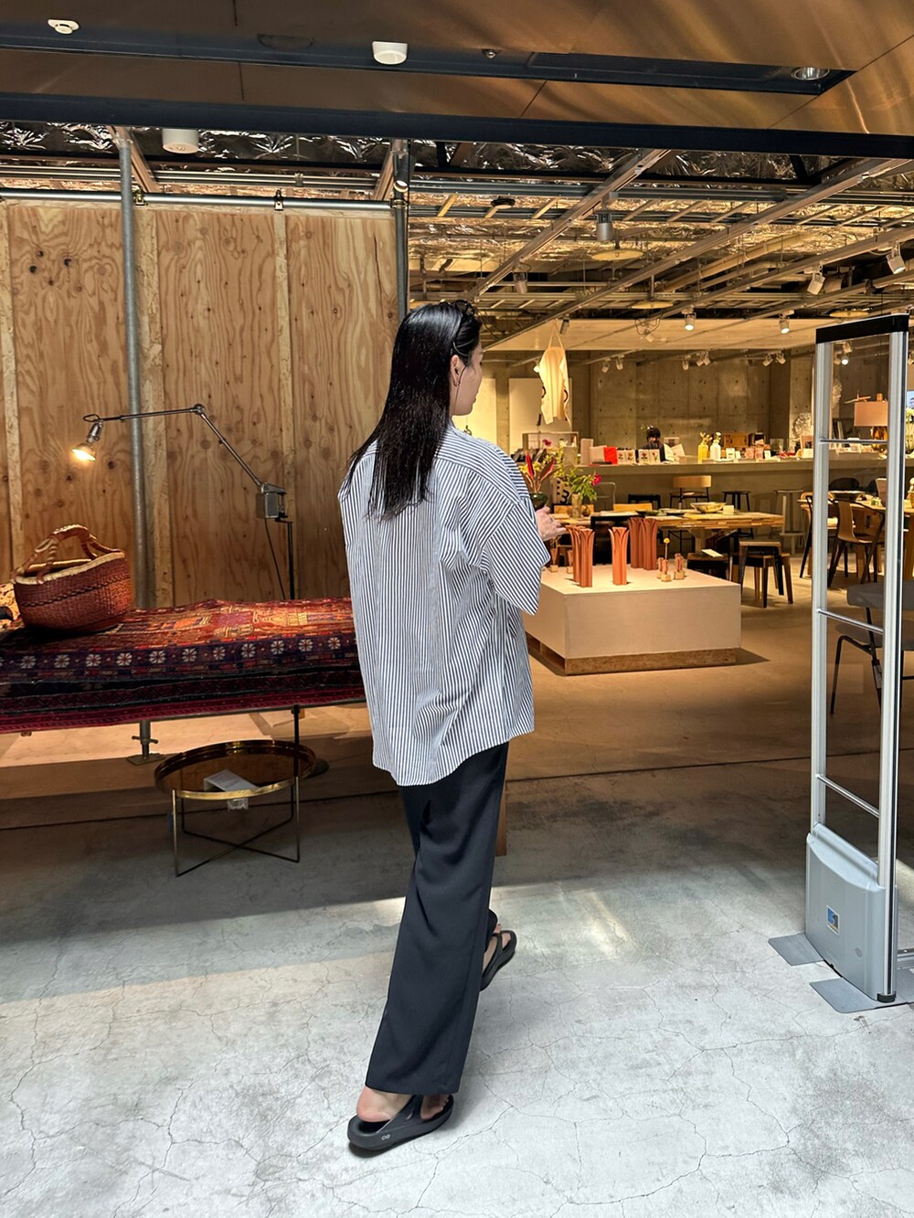 ブラック系のその他パンツ、ブラック系のシャツ/ブラウスを着用したレディースの春コーディネートの2枚目の写真