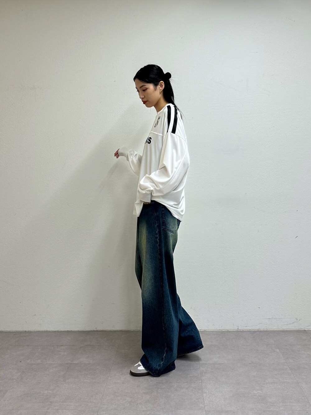 ホワイト系のTシャツ/カットソー、ブルー系のデニムパンツを着用したレディースの夏コーディネートの2枚目の写真