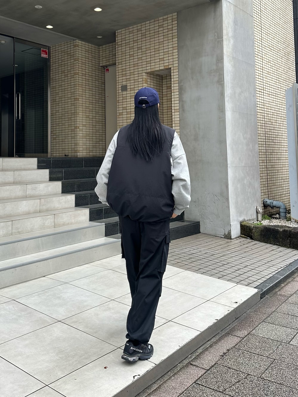 「春のおしゃ見えテクニック、メンズライク、ベスト、カーゴパンツ、スウェット」｜「COLONY 2139のストレッチカーゴパンツ（カーゴパンツ、ブラック系）」を使った、MISAKIさん（レディース・174cm）の春コーディネートの4枚目の写真