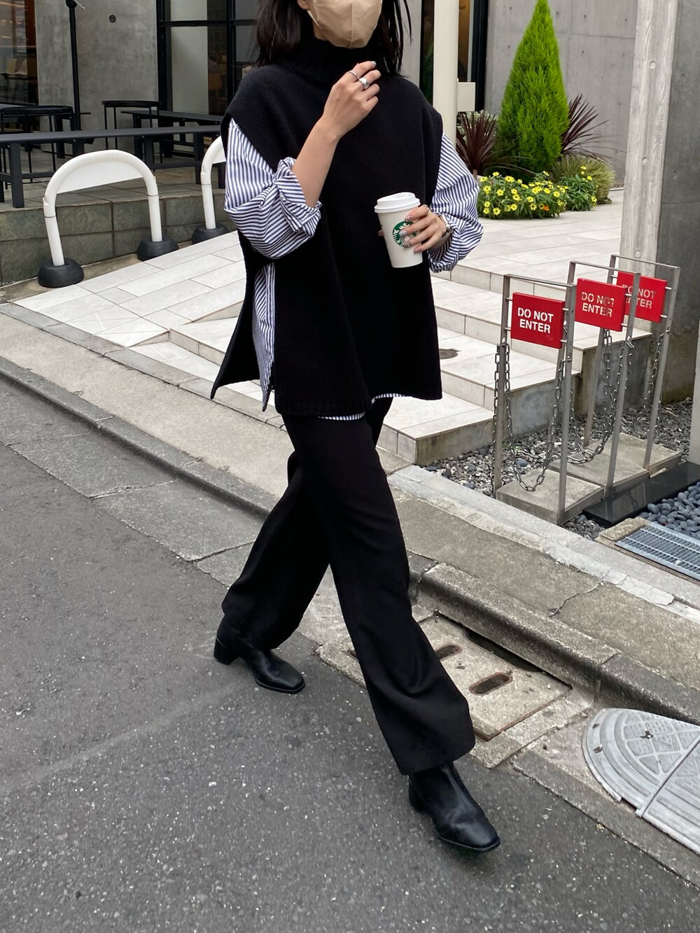 ブラック系のブーツ、ブラック系のスラックス、ブルー系のシャツ/ブラウスを着用したレディースの秋コーディネートの2枚目の写真