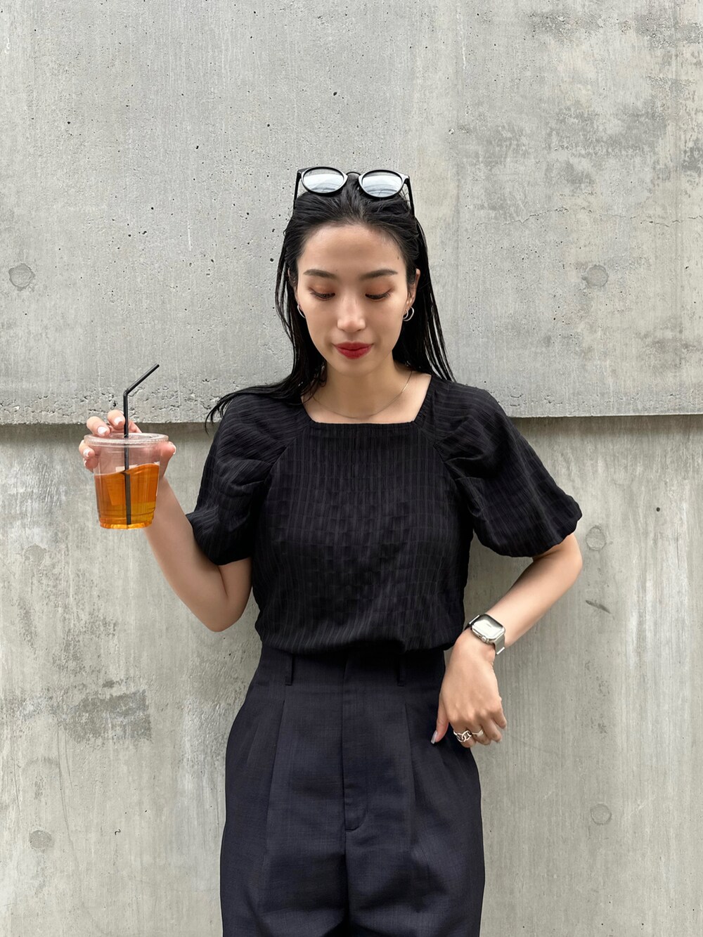 ブラック系のシャツ/ブラウスを着用したレディースの春コーディネートの2枚目の写真