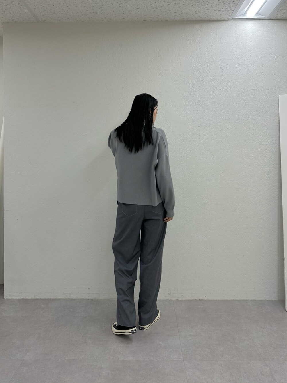 グレー系のその他パンツ、グレー系のニット/セーターを着用したレディースの冬コーディネートの2枚目の写真