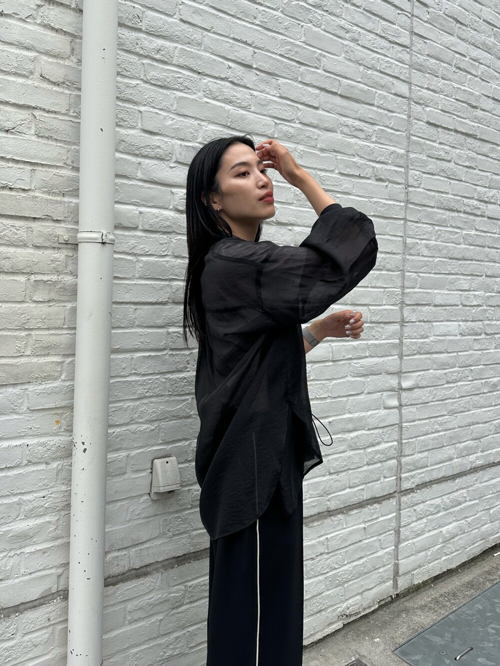 ブラック系のシャツ/ブラウス、ホワイト系のTシャツ/カットソー、ブラック系のその他パンツを着用したレディースの春コーディネートの4枚目の写真