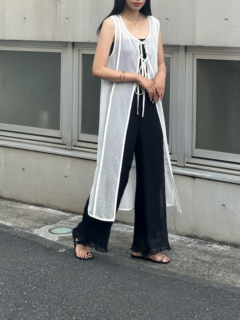 グリーン系のその他パンツ、ホワイト系のタンクトップ、ホワイト系のワンピースを着用したレディースの春コーディネートの2枚目の写真