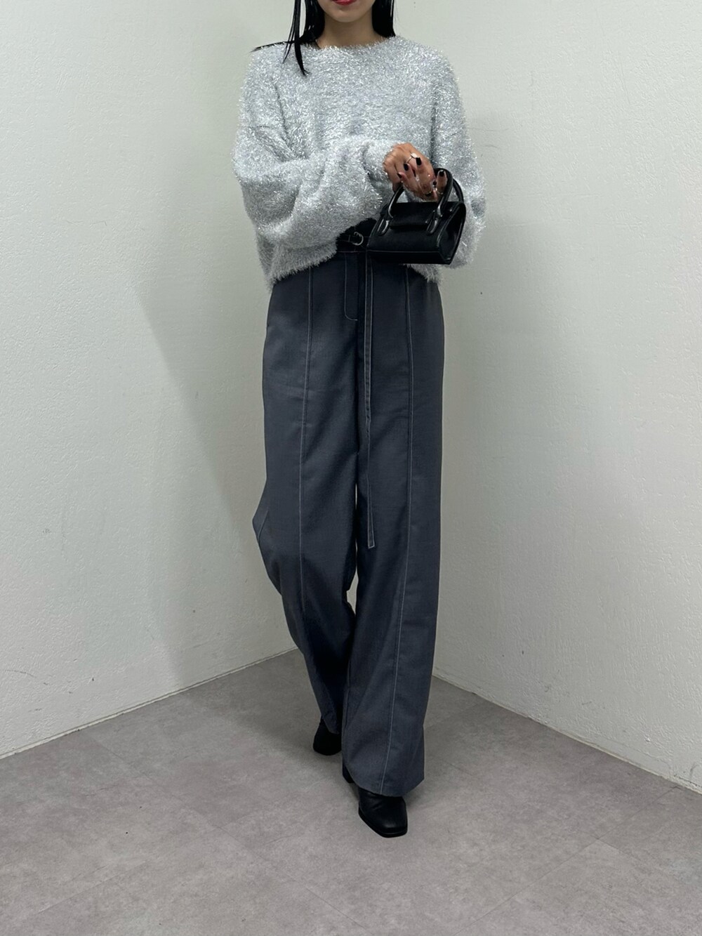 ブラック系のショルダーバッグ、シルバー系のニット/セーターを着用したレディースの秋コーディネートの3枚目の写真