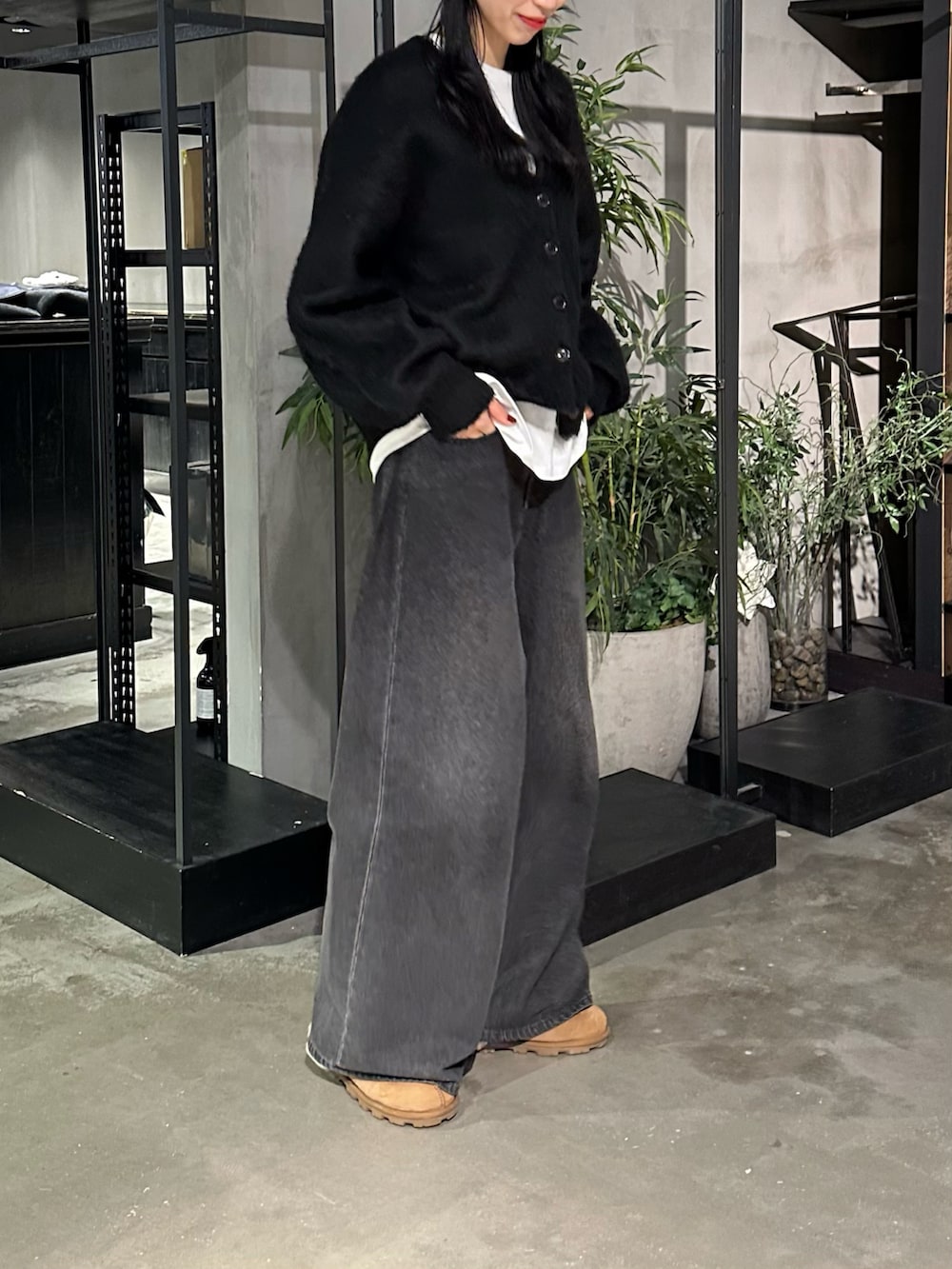 「冬コーデ、カジュアルスタイル、韓国ファッション、ワイドデニム、ビーニー、ニット帽」｜「COLONY 2139のモヘアタッチカーディガン（カーディガン/ボレロ、ブラック系）」を使った、MISAKIさん（レディース・174cm）の冬コーディネートの2枚目の写真