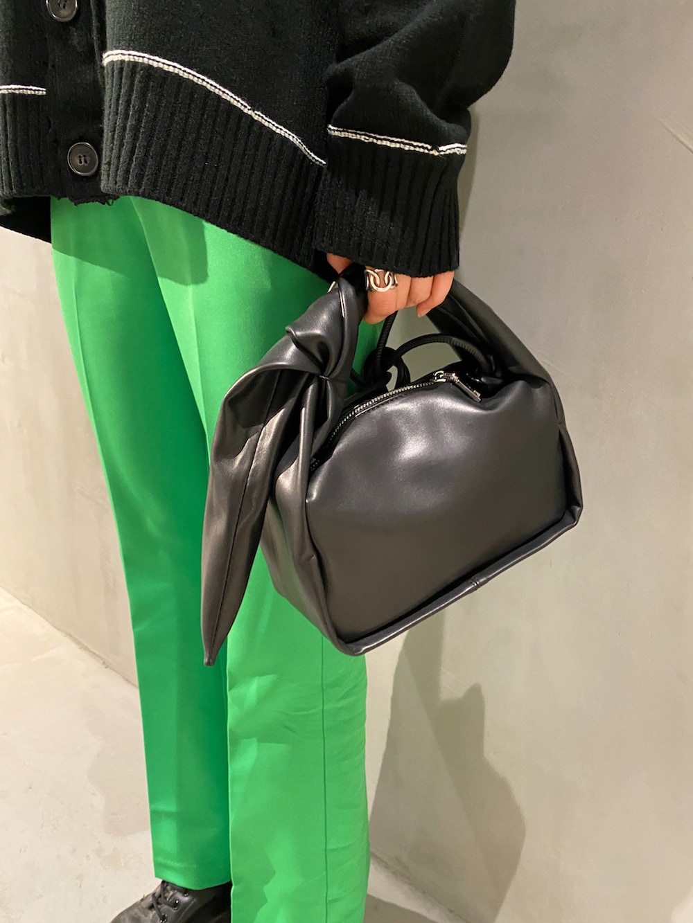 グリーン系のその他パンツ、ブラック系のショルダーバッグ、グレー系のブルゾンを着用したレディースの冬コーディネートの4枚目の写真