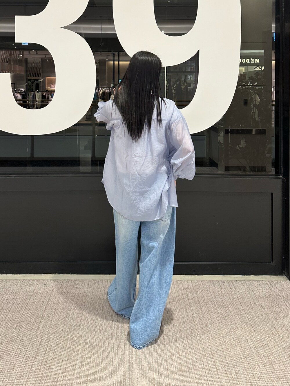 ブルー系のデニムパンツ、ブルー系のシャツ/ブラウス、ホワイト系のTシャツ/カットソーを着用したレディースの春コーディネートの3枚目の写真
