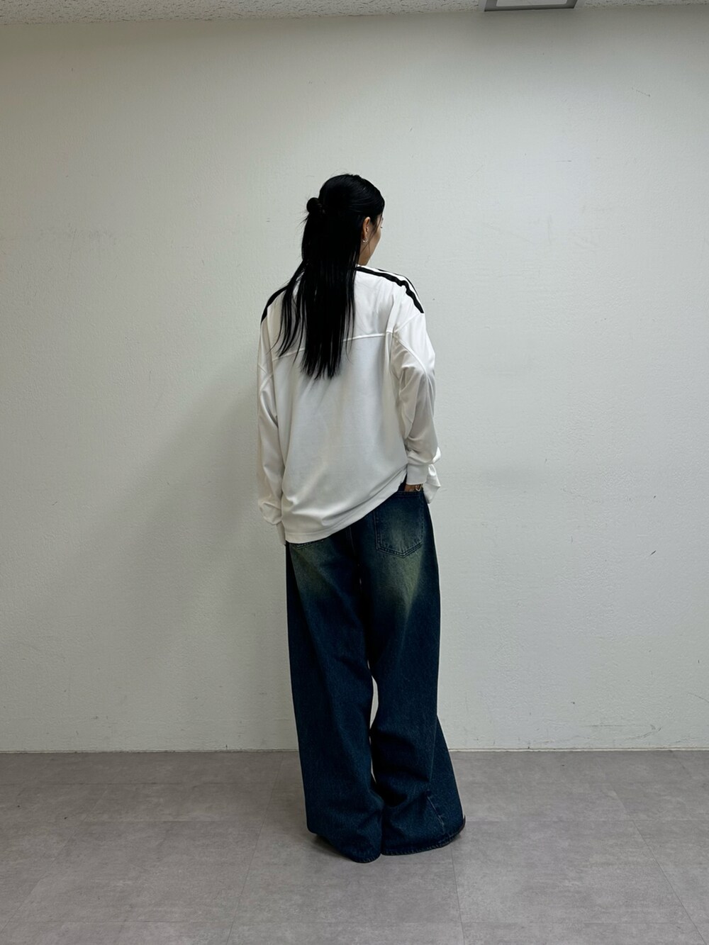 ホワイト系のTシャツ/カットソー、ブルー系のデニムパンツを着用したレディースの夏コーディネートの3枚目の写真