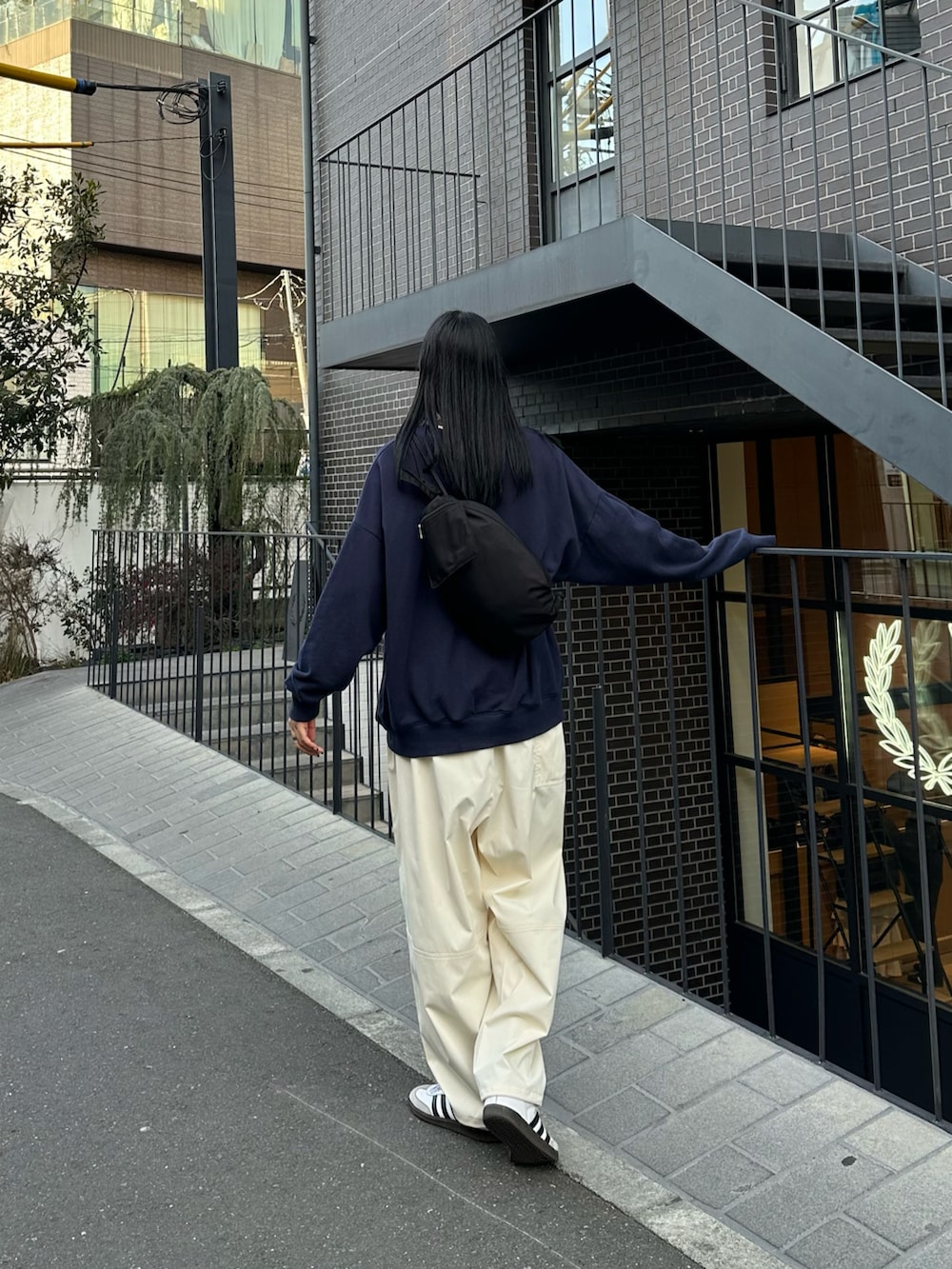 ホワイト系のその他パンツ、ブルー系のスウェット、ブラック系のバックパック/リュックを着用したレディースの冬コーディネートの2枚目の写真