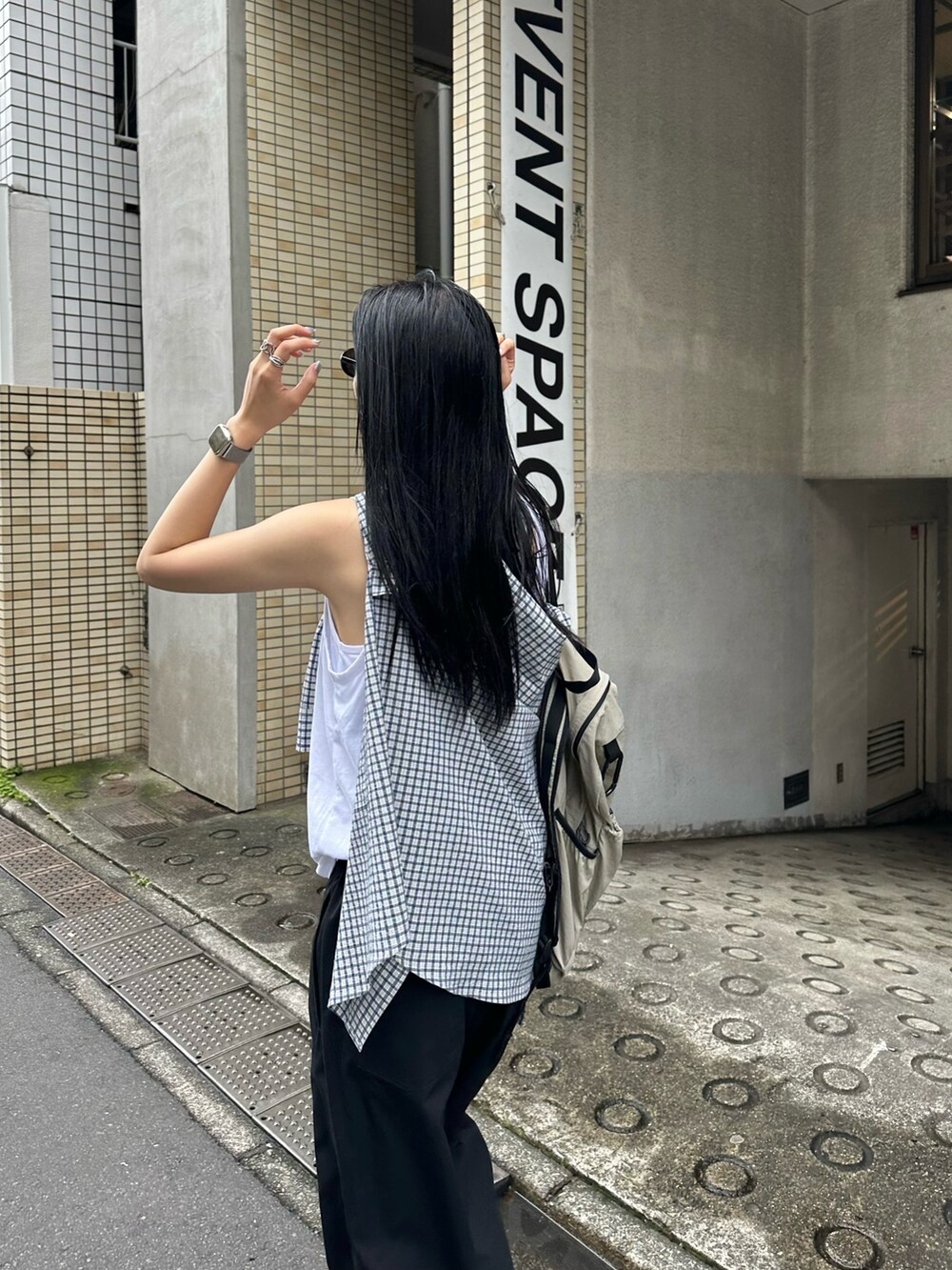 ブラック系のその他パンツ、ホワイト系のタンクトップ、ブルー系のシャツ/ブラウスを着用したレディースの夏コーディネートの4枚目の写真