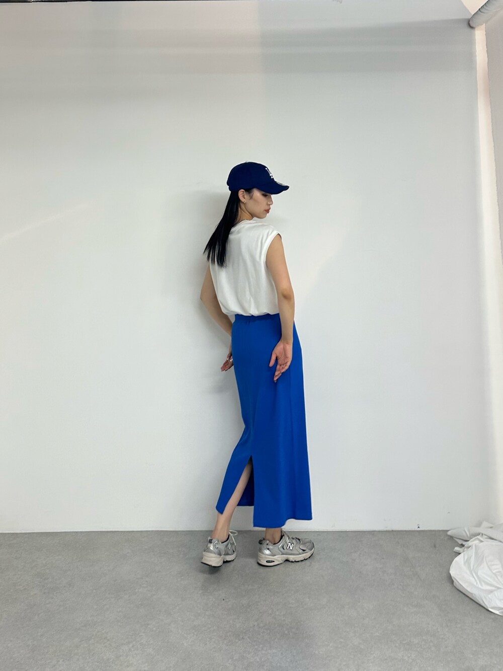 ホワイト系のタンクトップ、ブルー系のスカートを着用したレディースの夏コーディネートの2枚目の写真