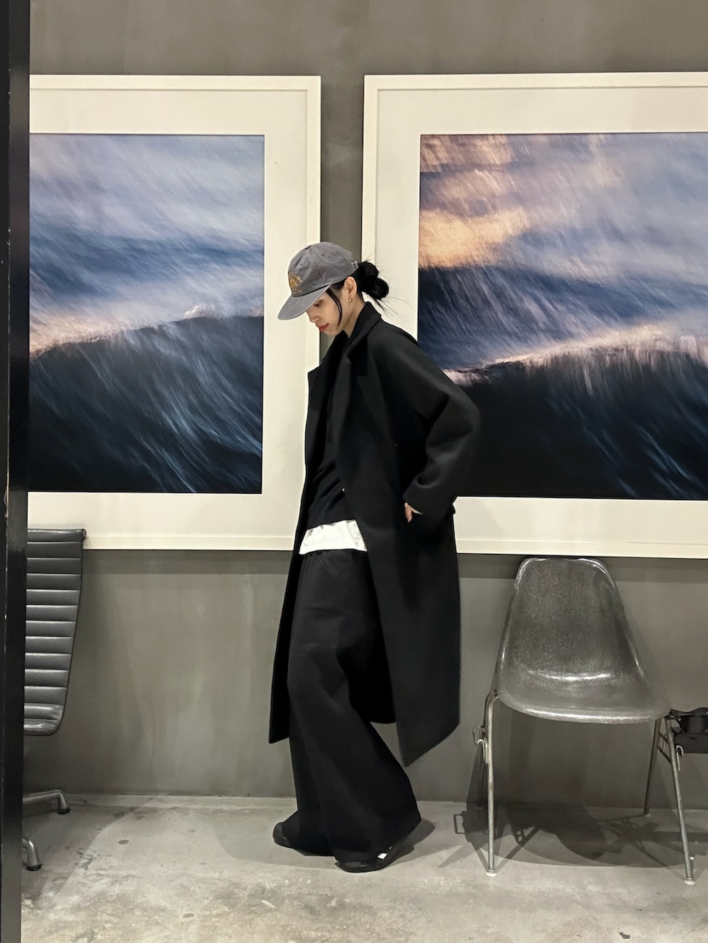 ブラック系のその他パンツ、ブラック系のニット/セーター、ブラック系のその他アウターを着用したレディースの秋コーディネートの4枚目の写真