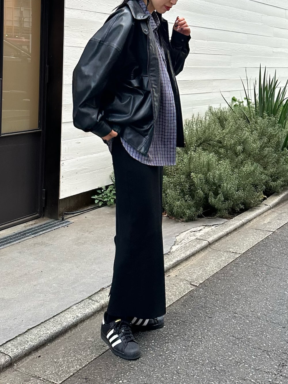 ブラック系のブルゾン、ブルー系のシャツ/ブラウス、ブラック系のスカートを着用したレディースの冬コーディネートの3枚目の写真