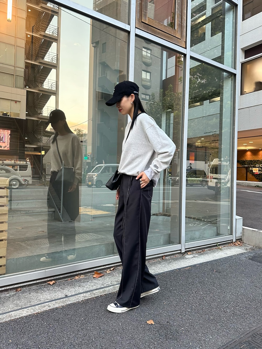 ブラック系のその他パンツ、グレー系のスウェット、ブラック系のキャップを着用したレディースの秋コーディネートの2枚目の写真