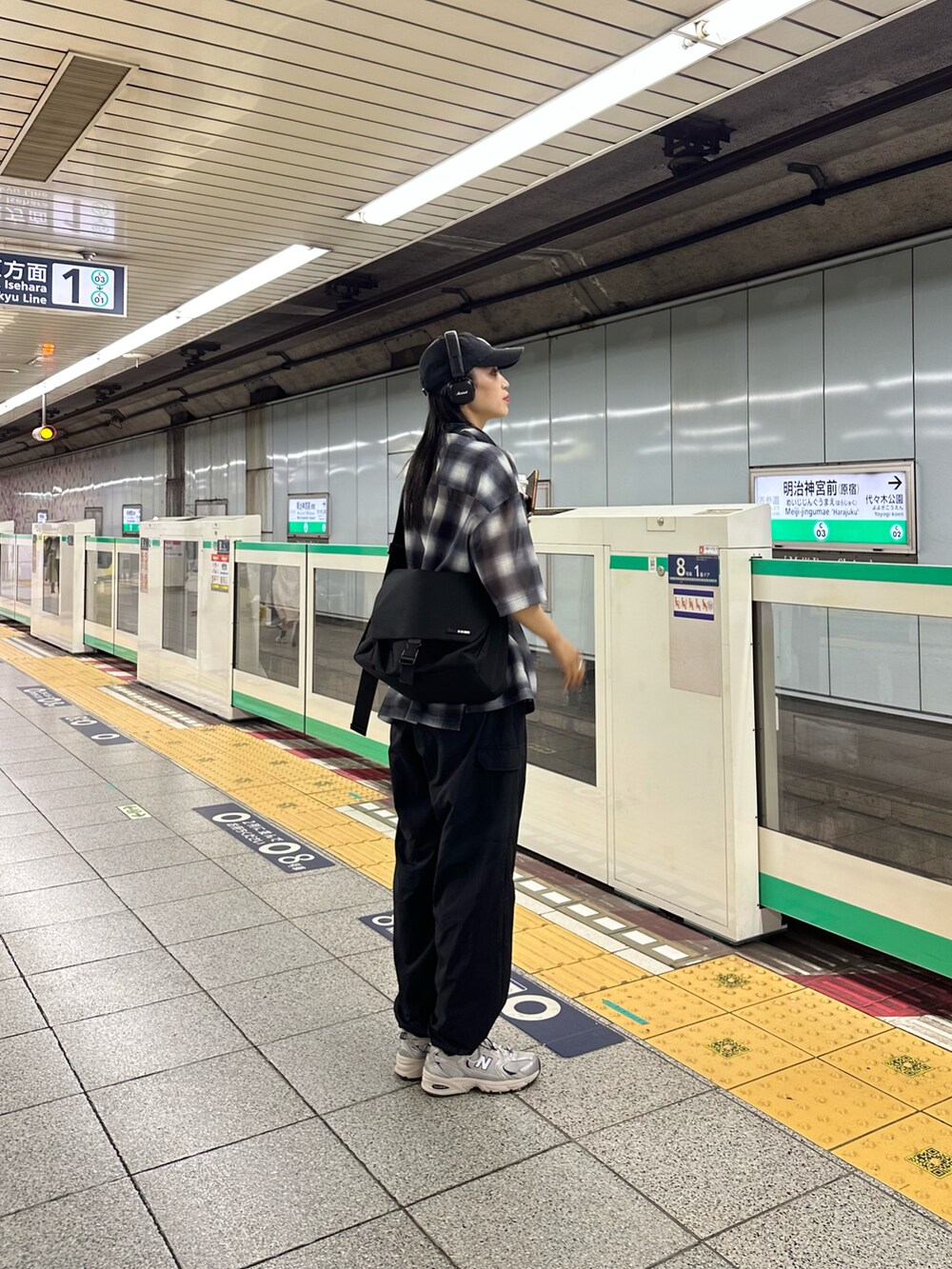 ブラック系のカーゴパンツ、ブラック系のメッセンジャーバッグ、ブラック系のシャツ/ブラウスを着用したレディースの春コーディネートの2枚目の写真