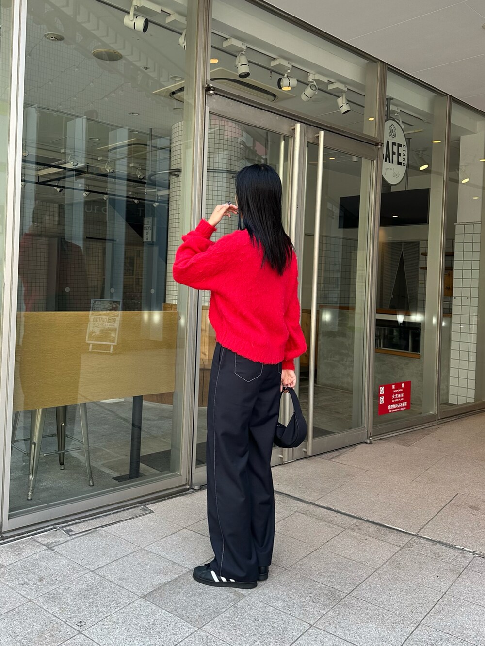 ブラック系のその他パンツ、レッド系のニット/セーターを着用したレディースの秋コーディネートの3枚目の写真