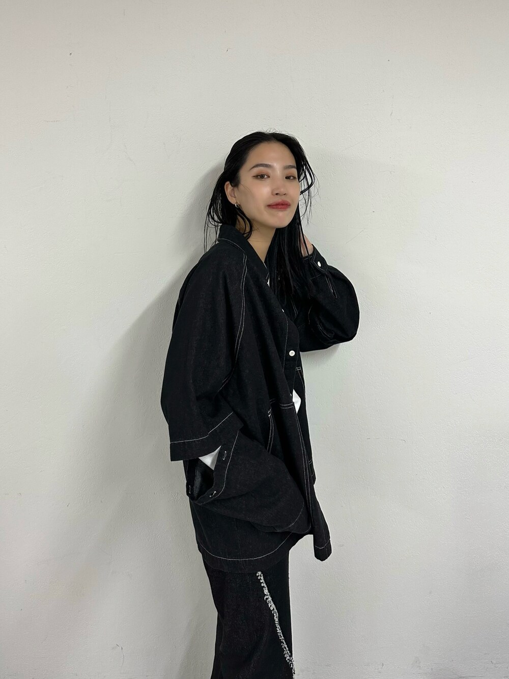 ブラック系のデニムパンツ、ホワイト系のTシャツ/カットソー、ブラック系のシャツ/ブラウスを着用したレディースの夏コーディネートの3枚目の写真