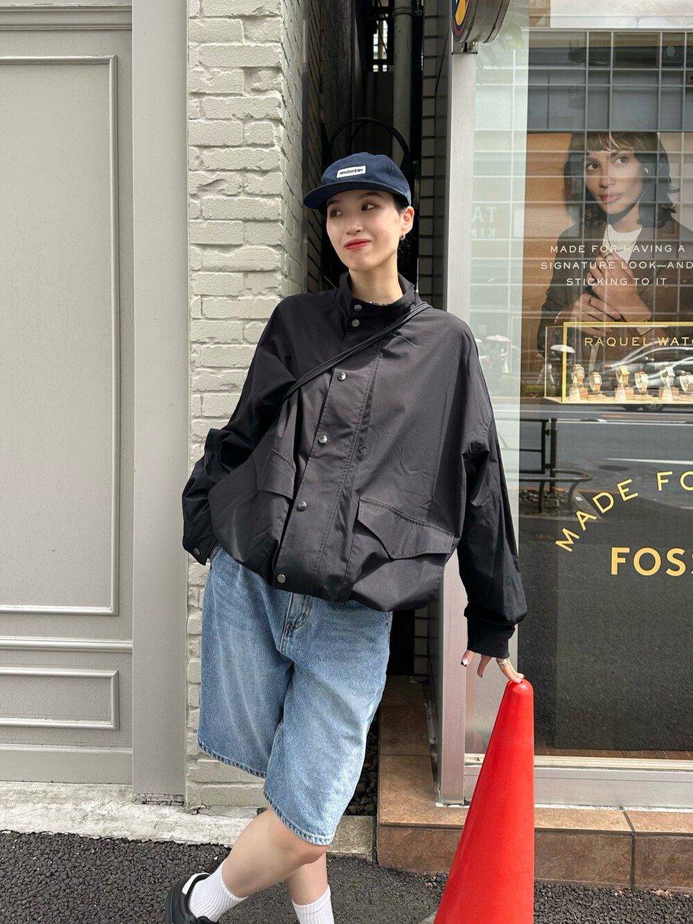 ブラック系のブルゾン、ブラック系のバックパック/リュックを着用したレディースの夏コーディネートの2枚目の写真
