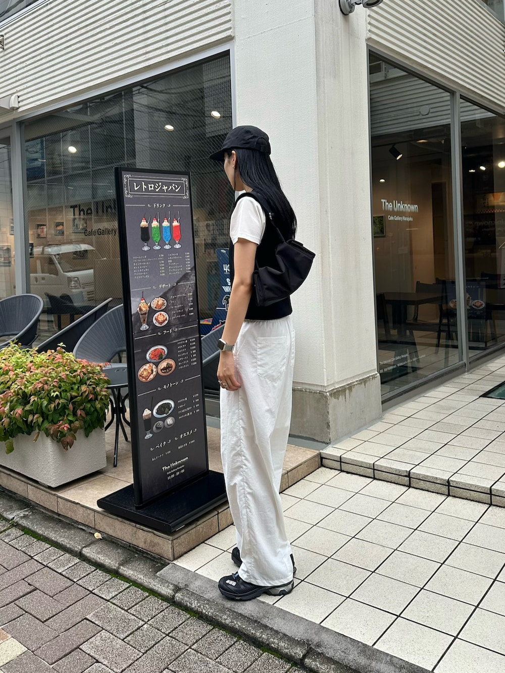 ブラック系のベスト、ホワイト系のTシャツ/カットソー、ホワイト系のその他パンツを着用したレディースの夏コーディネートの2枚目の写真