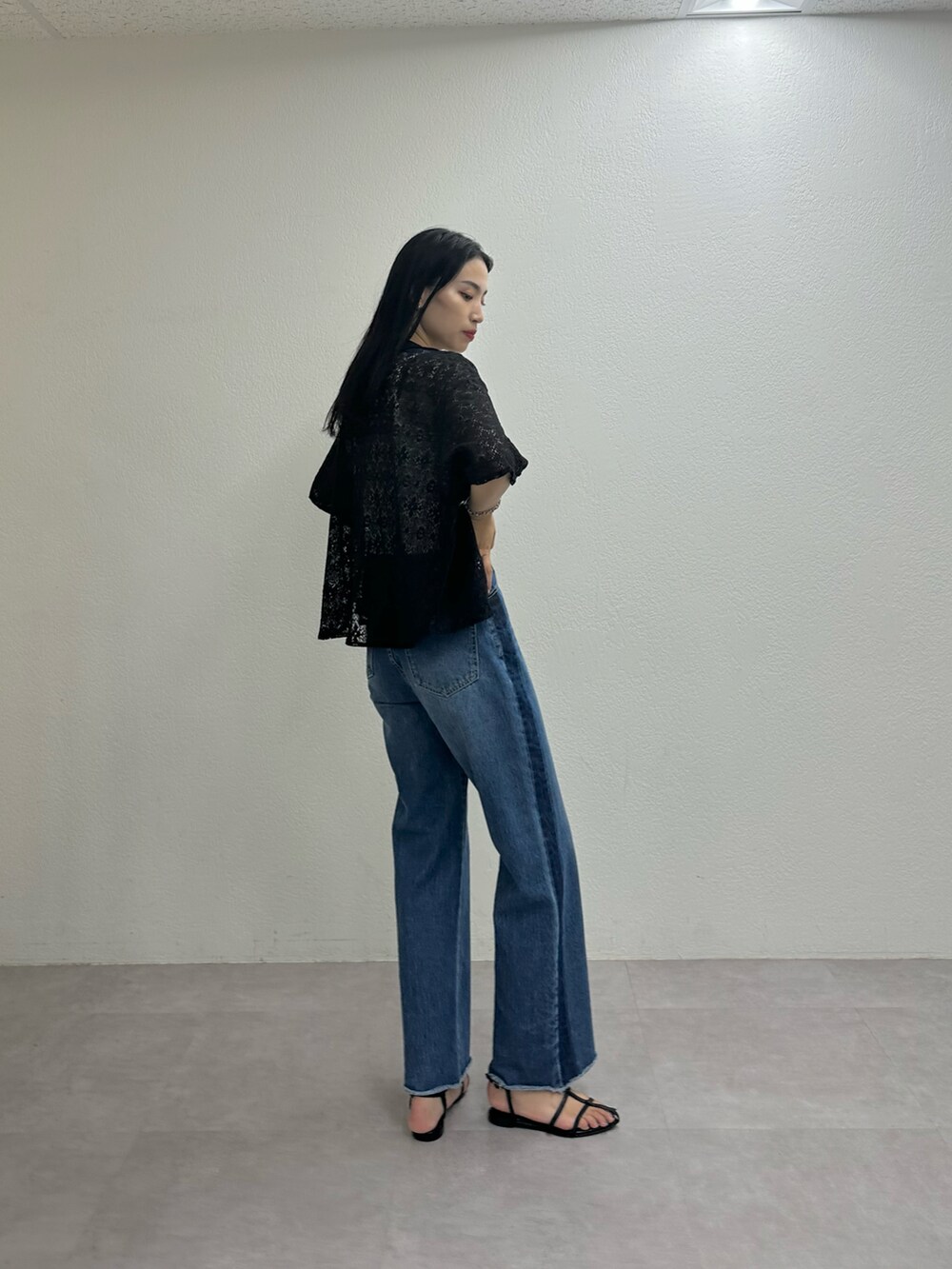 ブルー系のデニムパンツ、ブラック系のシャツ/ブラウス、ホワイト系のタンクトップを着用したレディースの夏コーディネートの2枚目の写真