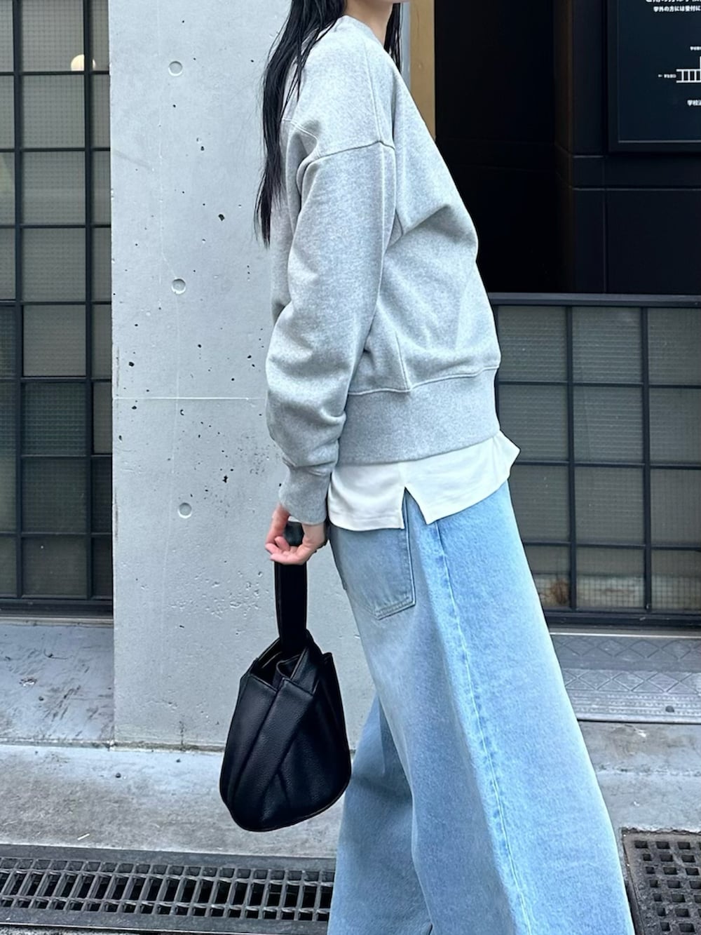 ブルー系のデニムパンツ、ブラック系のハンドバッグを着用したレディースの冬コーディネートの4枚目の写真