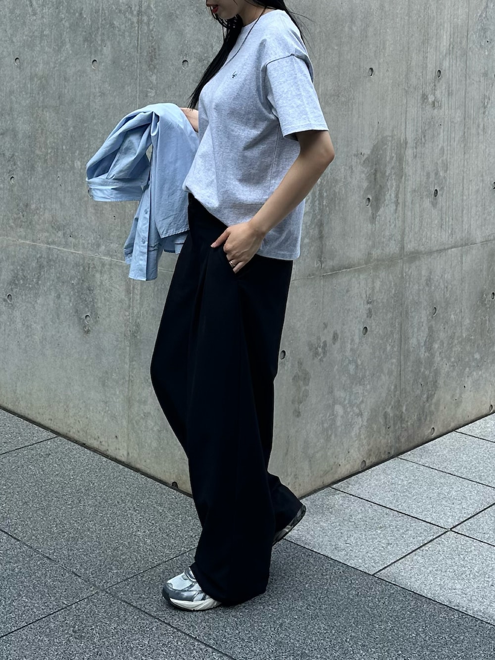 グレー系のTシャツ/カットソー、ブルー系のシャツ/ブラウス、ブラック系のスラックスを着用したレディースの春コーディネートの4枚目の写真