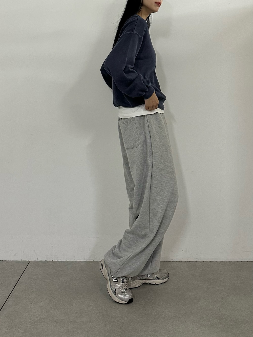 ブルー系のスウェット、グレー系のスウェットパンツを着用したレディースの秋コーディネートの2枚目の写真